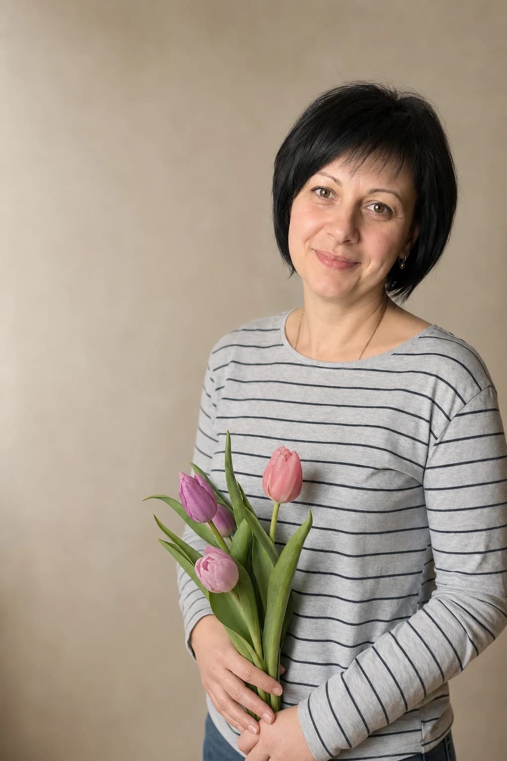 Та сама жінка з тюльпанами, напис «З 8 Березня, сестричко!».