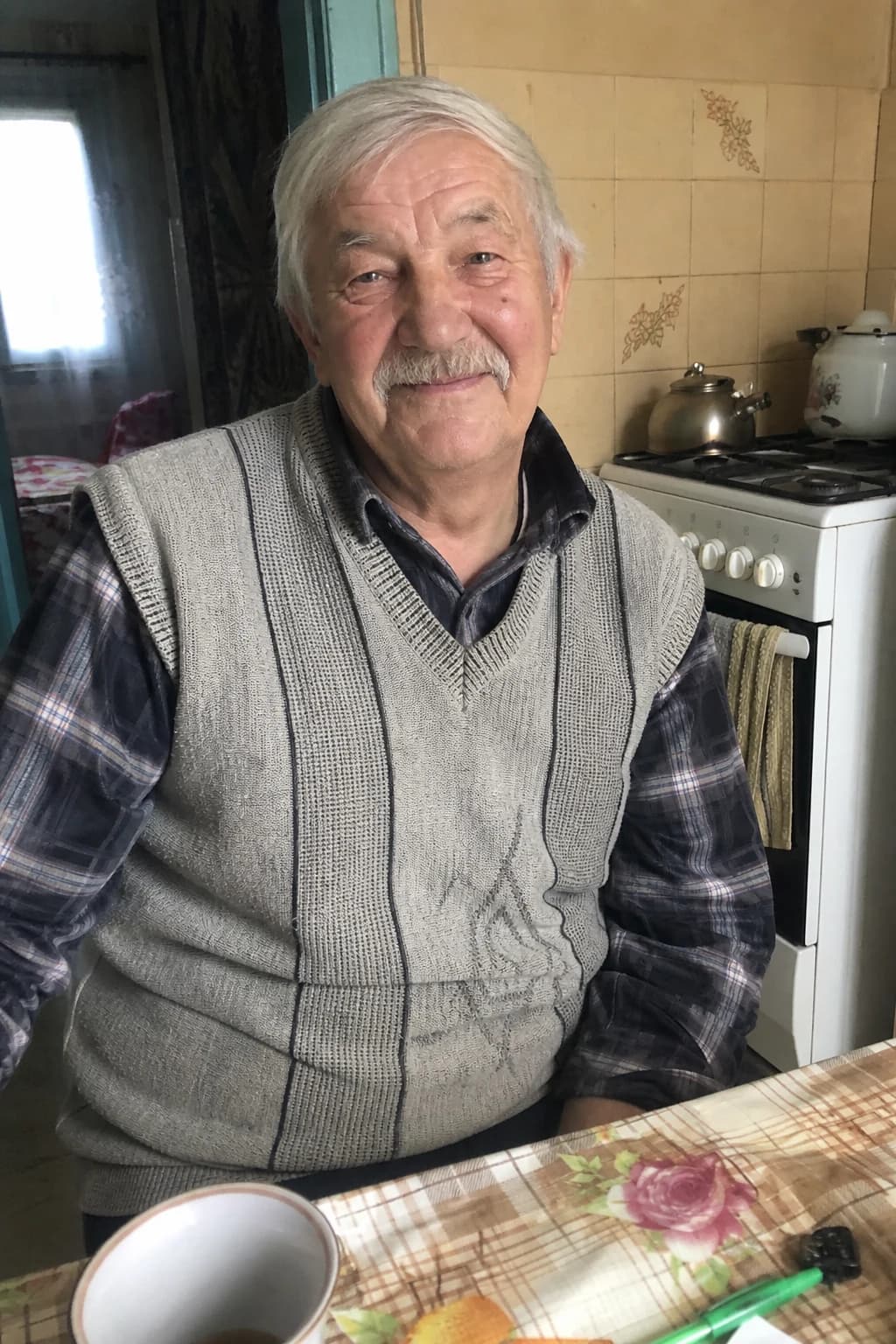 Дідусь, 74 — звичайне фото з телефона